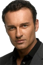   (Julian McMahon)